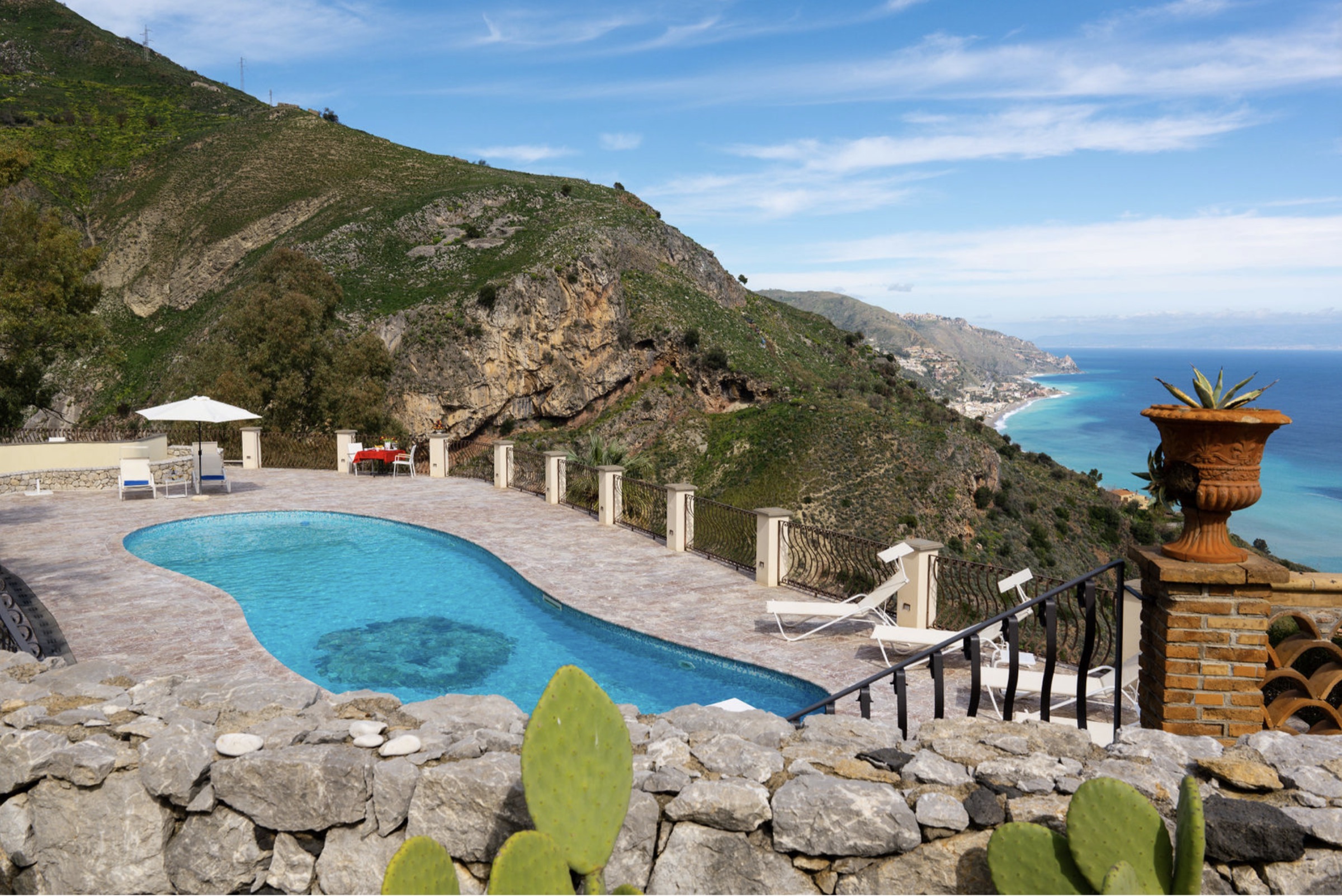 The pool above the sea